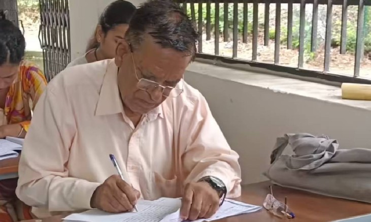 At 75, Himachal's Milkhi Ram Continues Academic Journey, Appears for 33rd Degree Examination